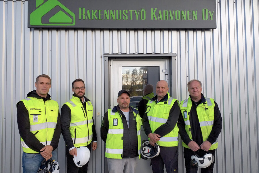 Rakennustyö Karvosen henkilökuntaa